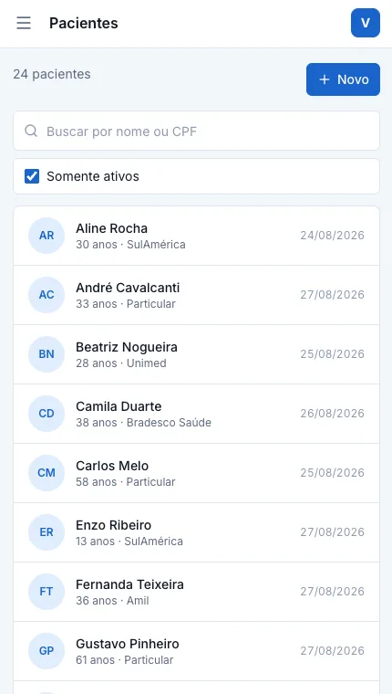Lista de pacientes no celular: busca por nome ou CPF, filtro de ativos, e cada pessoa com idade, convênio e a data do último atendimento.